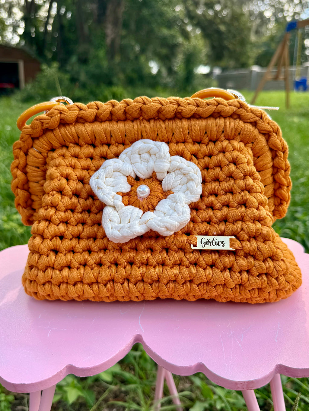 The Honey Daisy Kiss Lock